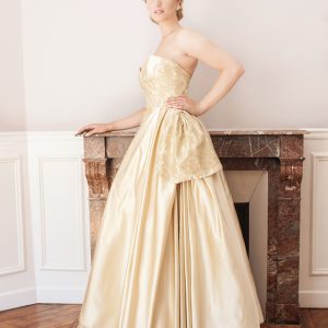 VERSAILLES - Robe bustier corsetée en satin duchesse de soie et incrustation de dentelle de calais au fil d'or.