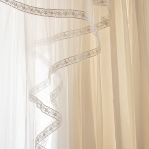 MARINE - Robe corsetée en mousseline et piqué, bordée d'un galon de tulle brodé utilisé également pour le contour du voile en tulle de 3,5 mètres.