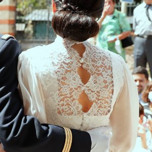 ALIX - Robe de mariée version civile avec haut amovible ne dentelle de Calais et manches bouffantes et jupe froncée en mousseline de soie.