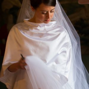ALIX - Robe de mariée taille empire en satin duchesse avec décolleté en nénuphar, manches 3/4, décolleté en V dans le dos incrusté de dentelle de famille.