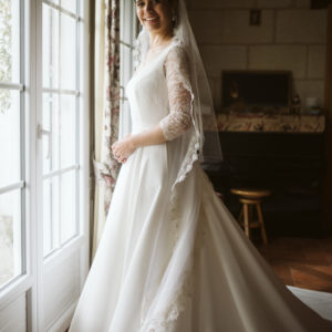 NOLWENN - Robe de mariée en crêpe et dentelle chantilly, jupe trapèze.