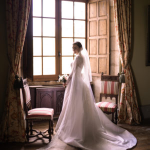 MATHILDE - robe de mariée corsetée en mikado et dentelle de Calais, manches longues boutonnées encolure V.