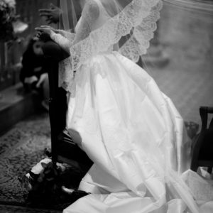 SUZANNE - robe de mariée en mikado et dentelle chantilly, manches longues boutonnée et jupe à plis creux. Voile en tulle et dentelle chantilly.