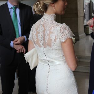 AMICIE - Robe de mariage civil en crêpe de soie et dentelle de calais ornée d'une ceinture en satin duchesse et ribambelle de boutons.
