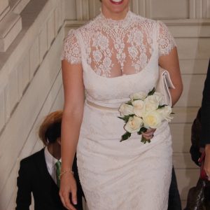 AMICIE - Robe de mariage civil en crêpe de soie et dentelle de calais ornée d'une ceinture en satin duchesse et ribambelle de boutons.