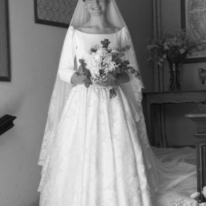 MARGUERITE - Robe de mariée en organza de soie et crêpe, encolure bateau et manches 3/4 légèrement bouffantes.