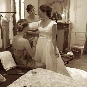 MARIELLE - Robe de mariée taille empire en mousseline de soie, plissée à la poitrine et petites ceintures en satin duchesse. Grande traîne amovible en satin duchesse.