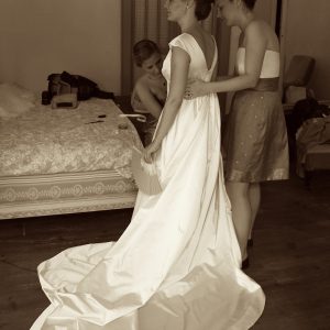 MARIELLE - Robe de mariée taille empire en mousseline de soie, plissée à la poitrine et petites ceintures en satin duchesse. Grande traîne amovible en satin duchesse.