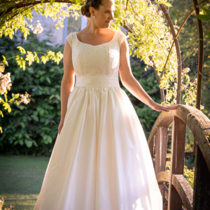 PAULINE - robe de mariée corsetée en doupion de soie et dentelle rebrodée, décolleté en coeur devant et rond dans le dos, jupe froncée.