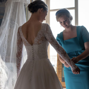 GERSENDE - Robe de mariée corsetée avec le bustier recouvert de dentelle rebrodée, décolleté V devant et dos, manches longues et jupe trapèze en organza.