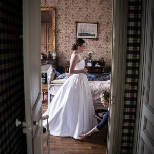 CLARISSE - Robe de mariée bustier, corsetée en satin de coton, empiècement à la taille en piqué de coton et encolure amovible en organdi. Voile court en tulle bordé de dentelle rebrodée.