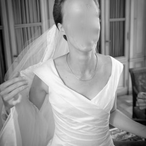 ML - Robe de mariée en doupion de soie, bustier corseté avec plissage et bretelles basses.