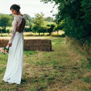 TIFFANY - Robe de mariée en crêpe de soie et dentelle de calais, bustier corseté avec grand dos nu.